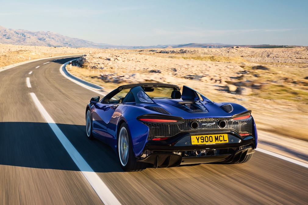 McLaren Artura Spider Sonnenanbeter mit 700