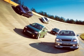 Fünf getunte Opel Astra Coupé