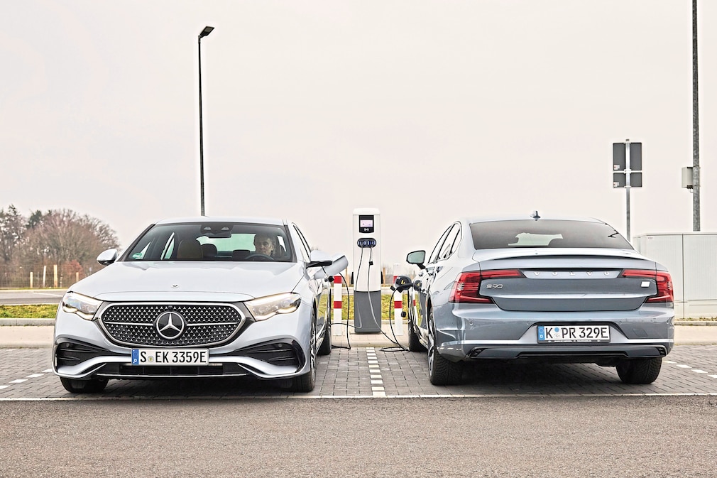 Mercedes E 400 e 4Matic Volvo S90 Recharge T8 AWD