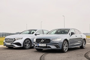 Mercedes E 400 e 4Matic Volvo S90 Recharge T8 AWD