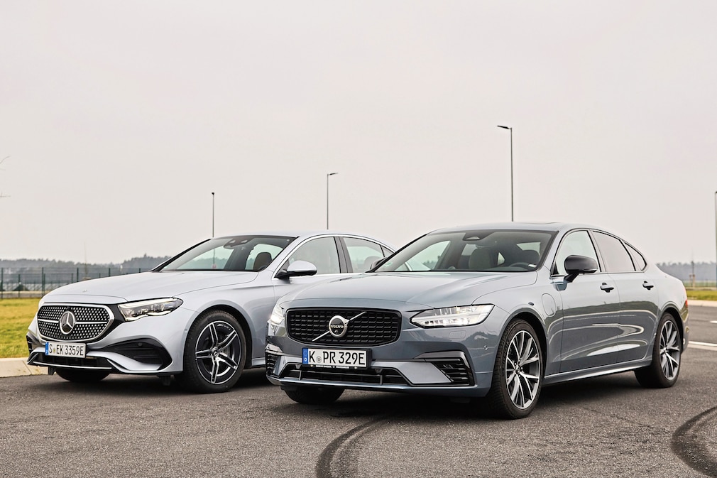 Mercedes E 400 e 4Matic Volvo S90 Recharge T8 AWD