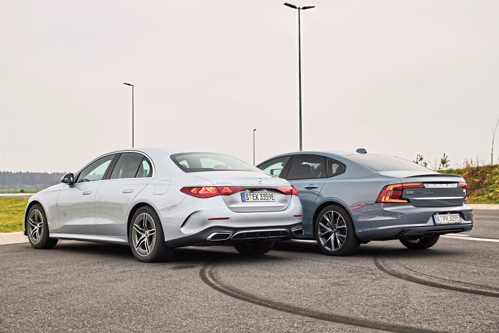 Mercedes E 400 e 4Matic Volvo S90 Recharge T8 AWD