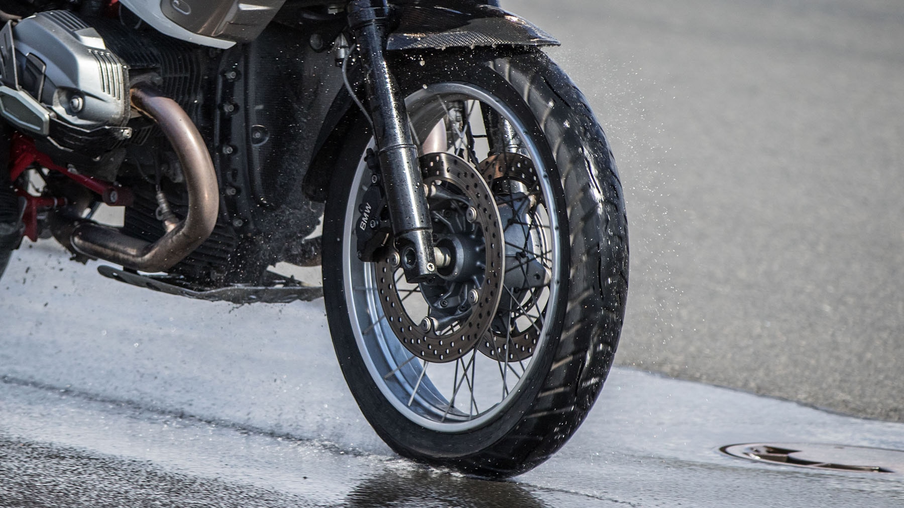 Fresh motorcycle tires? How to avoid skidding - | AUTO BILD