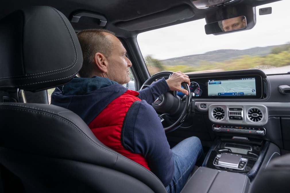 AUTO BILD-Redakteur Holger Preiss hinterm Steuer des Mercedes G 450 d.