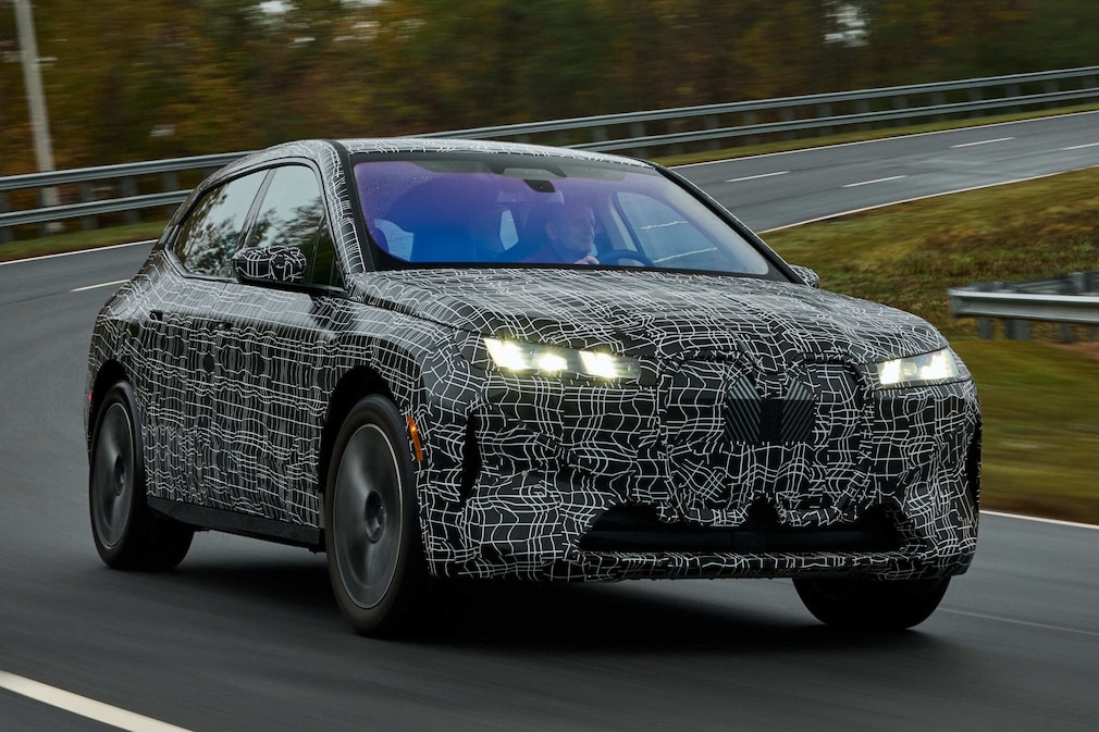 BMW iX Facelift Prototyp fahrend