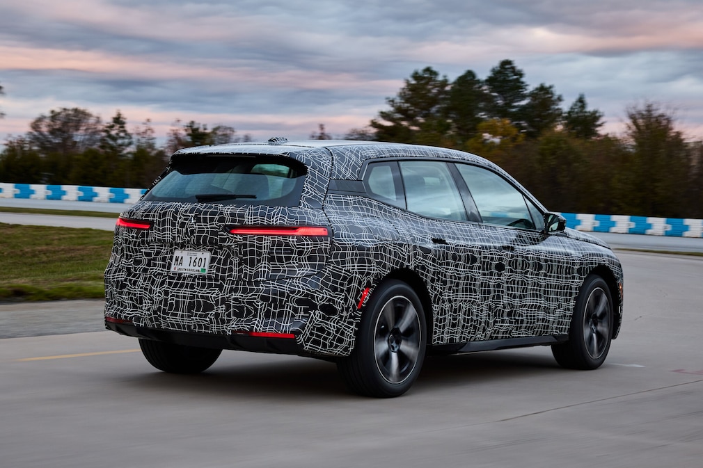 BMW iX Facelift fahrend