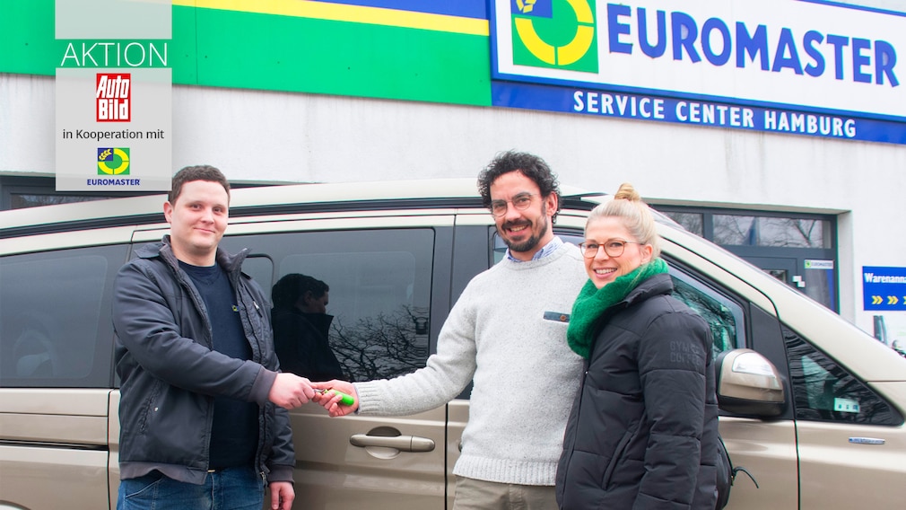 Zufrieden nehmen Natascha und Jakob ihren Benz von Euromaster-Mitarbeiter Vitalij Bengard entgegen