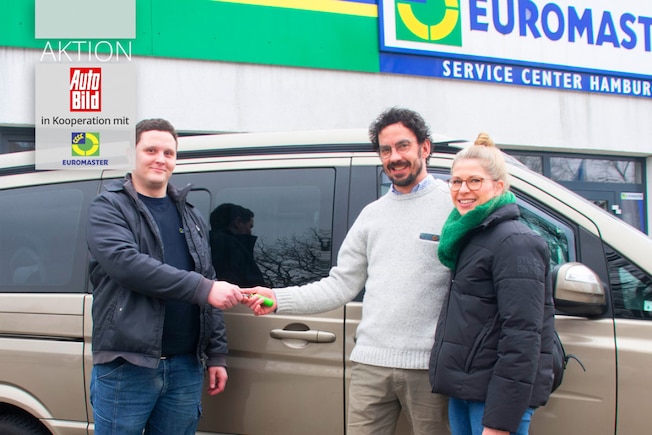 Zufrieden nehmen Natascha und Jakob ihren Benz von Euromaster-Mitarbeiter Vitalij Bengard entgegen
