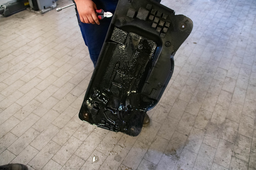 Die Unterbodenabdeckung der Servolenkung