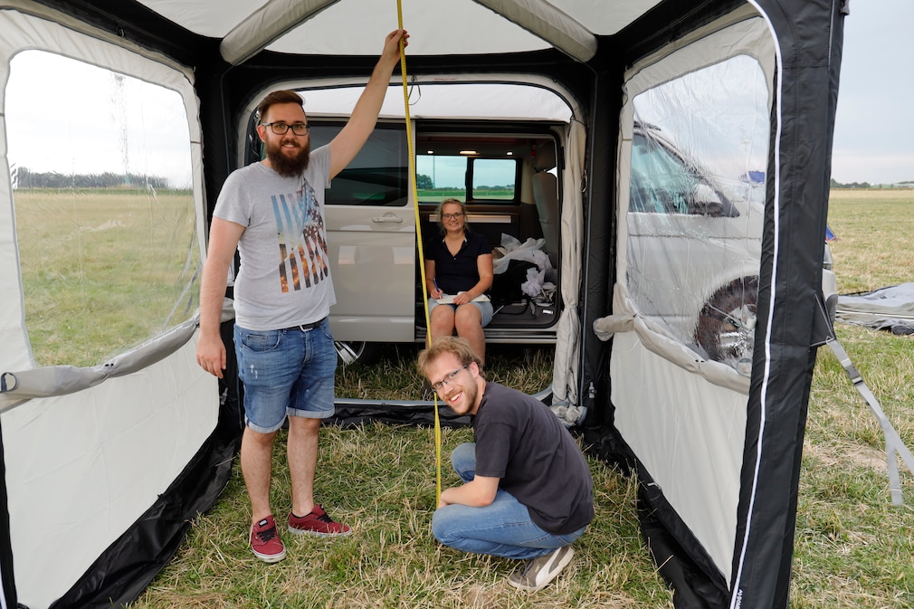 Testerteam beim Aufbau der Dachzelte