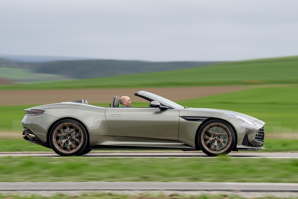 Aston Martin DB12 Volante