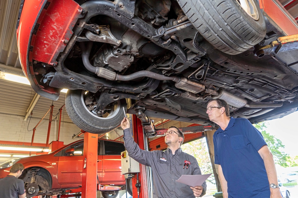 Werkstatt, Auto auf Hebebühne