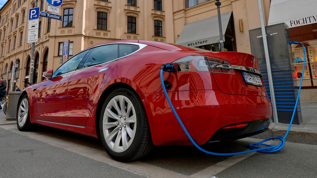 Tesla Model S in der Maximilianstraße in München