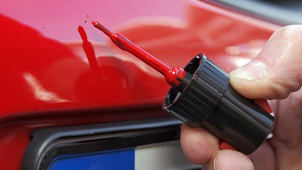 Lackkratzer vermeiden: Saharastaub mit Wasser vom Auto entfernen