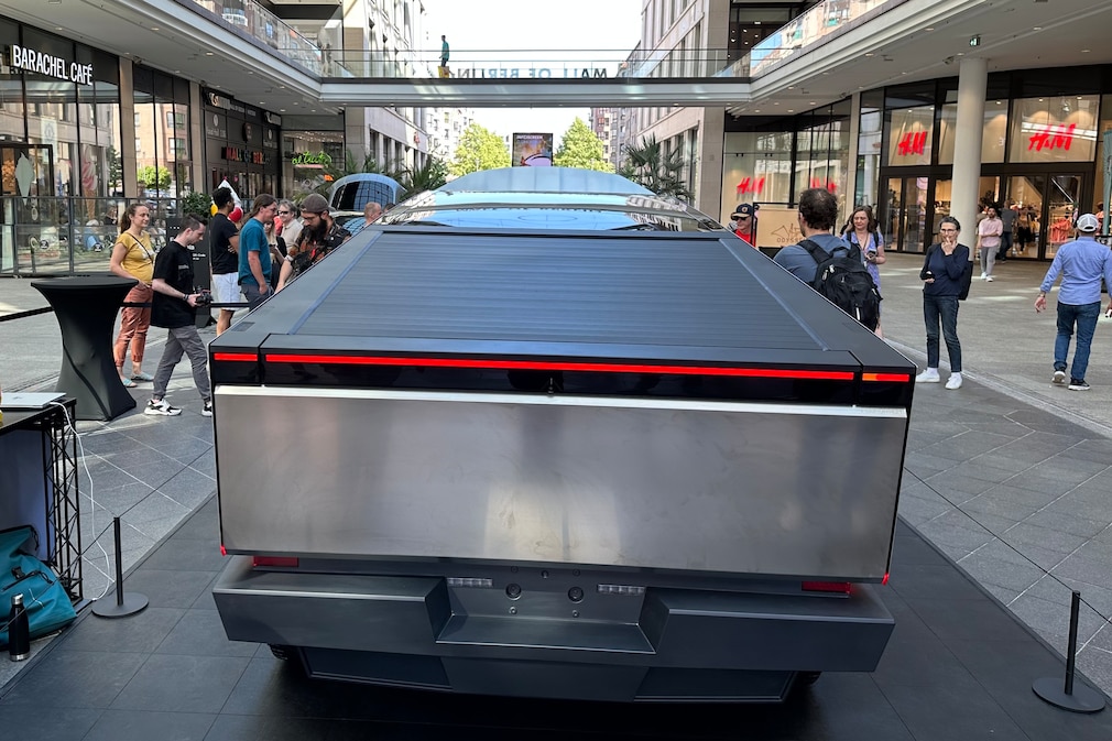 Tesla Cybertruck Heckansicht