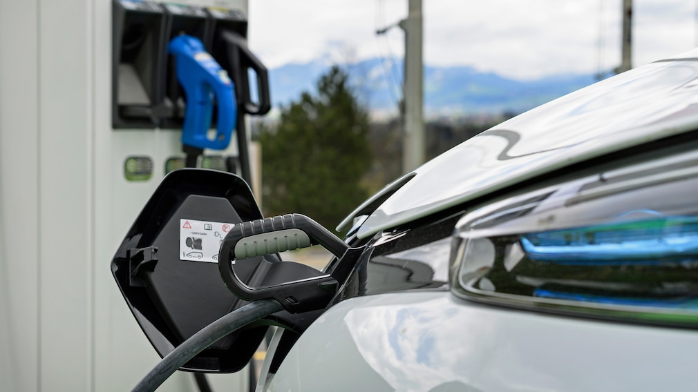 Renault Zoe an einer Ladestation in der Schweiz