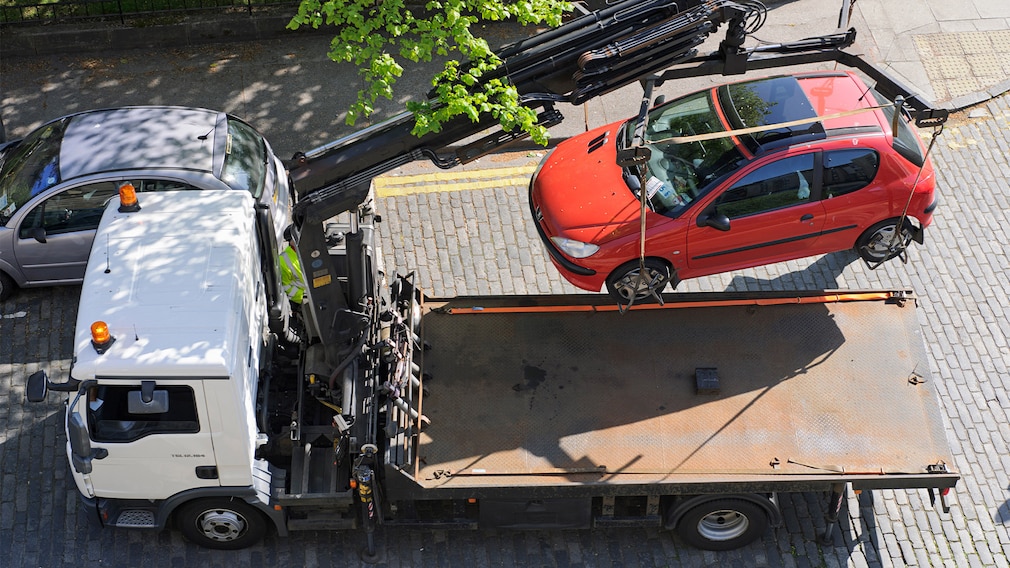 Falschparker wird abgeschleppt