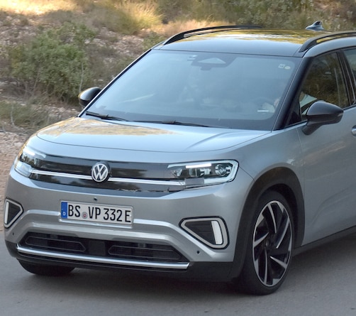 Kaum getarnter VW ID. Cross Prototyp fährt auf einer Landstraße.