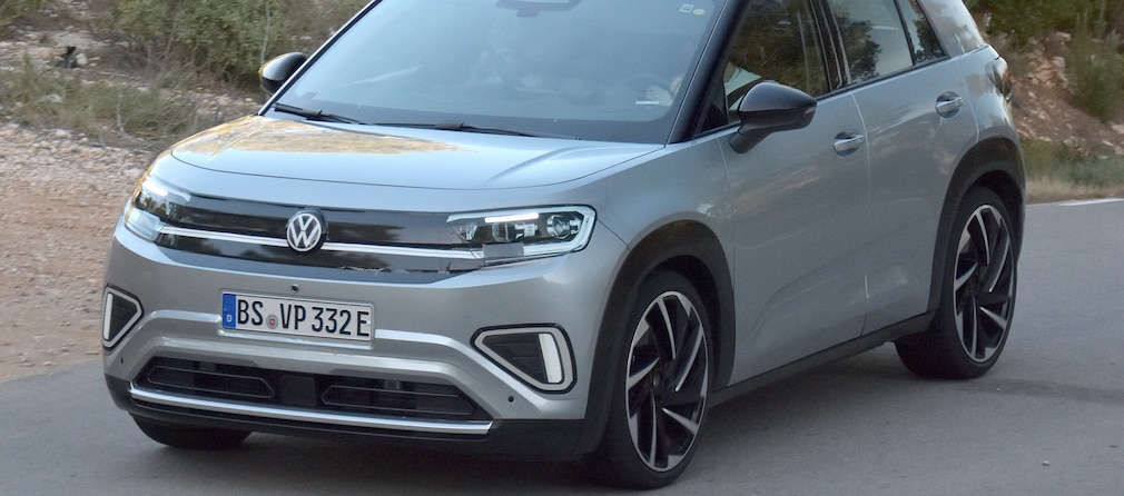 Kaum getarnter VW ID. Cross Prototyp fährt auf einer Landstraße.