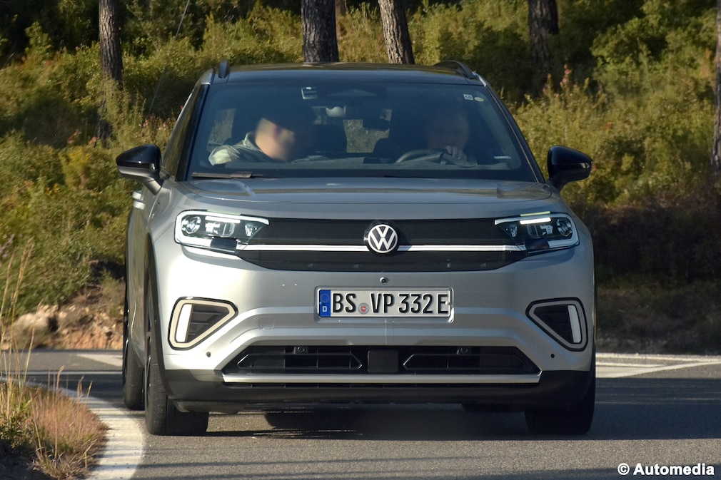 Kaum getarnter VW ID. Cross Prototyp frontal auf einer Landstraße.