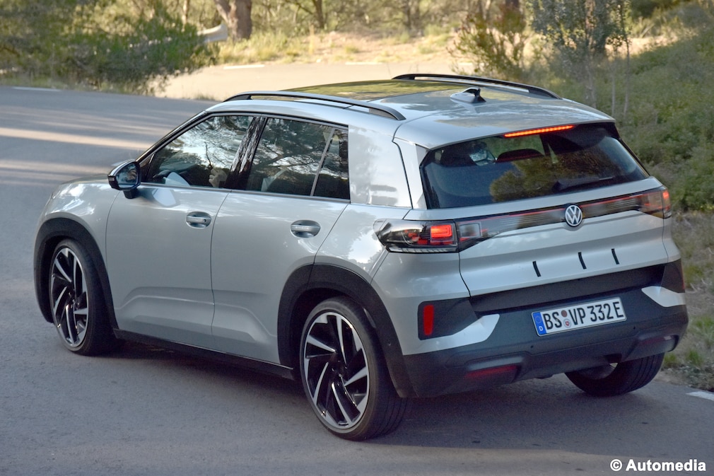 Kaum getarnter VW ID. Cross Prototyp schräg von hinten auf einer Landstraße.