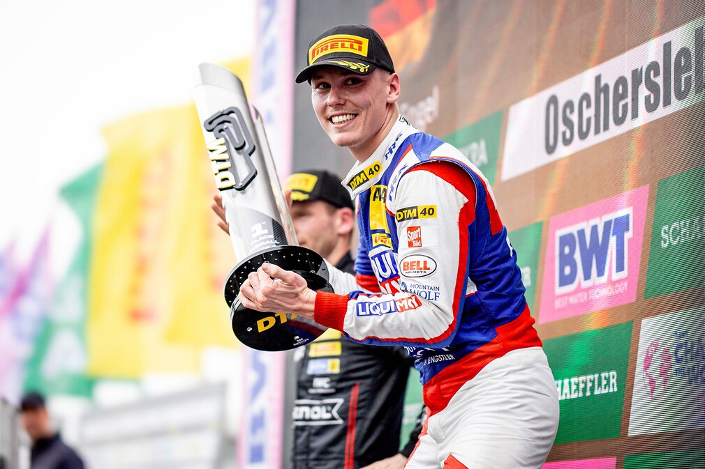 Luca Engstler mit dem Siegerpokal