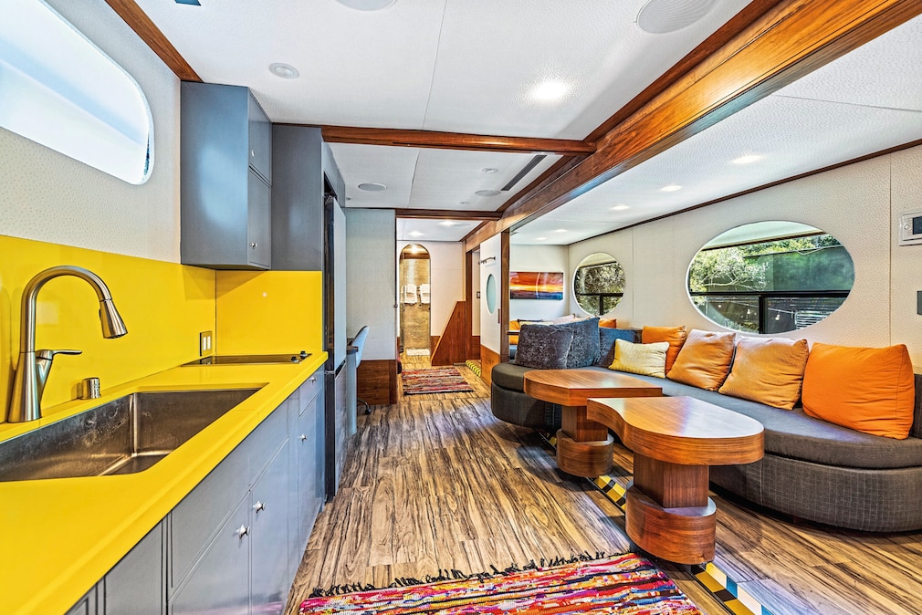 Hollywood-Liner