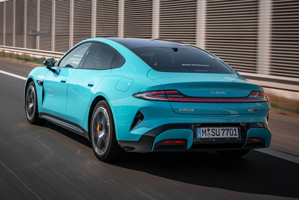 Xiaomi SU7 fahrend auf der Autobahn