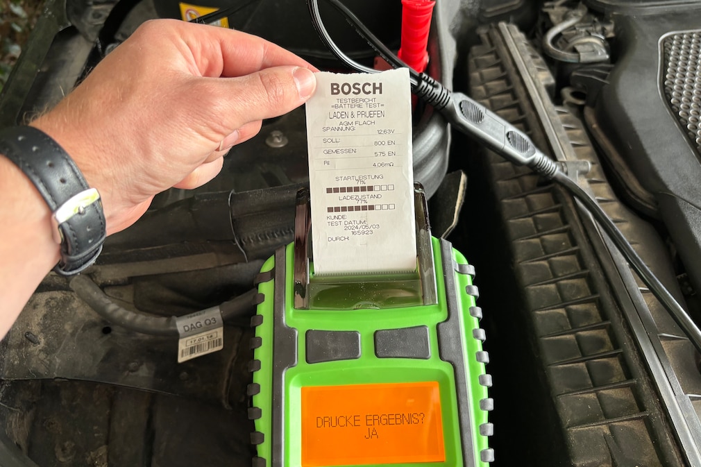 Batterietester-Test: Integrierter Drucker bei Bosch mit ausgedrucktem Prüfbericht.