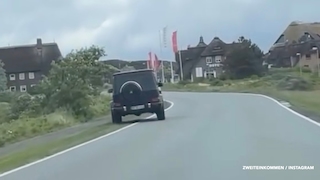 Schwankende Mercedes G-Klasse auf Sylt