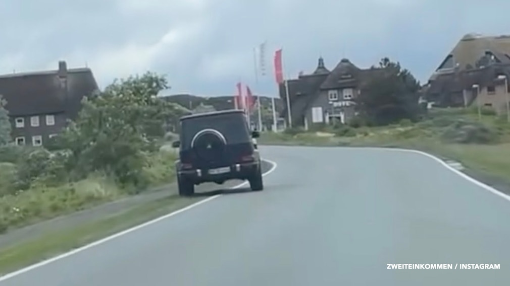 Schwankende Mercedes G-Klasse auf Sylt