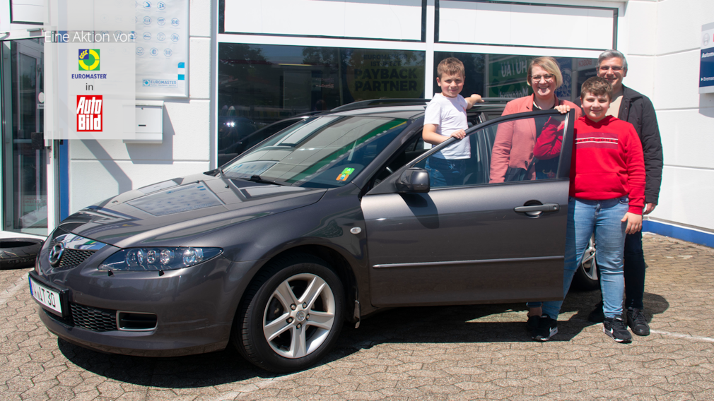 Familie Thanos mit ihrem Mazda 6