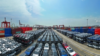 Elektroautos im Hafen von Taicang (China)