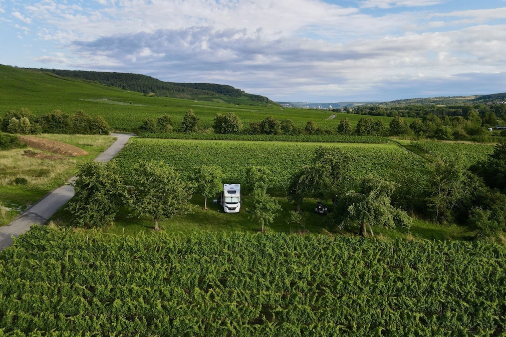 Weinbergstellplatz mit Blick ins Frankenland