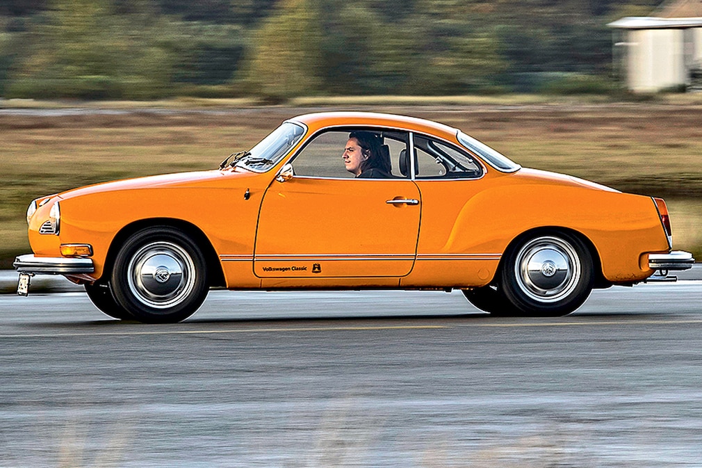 VW KARMANN-GHIA COUPÉ Typ 14 fahrend von der Seite