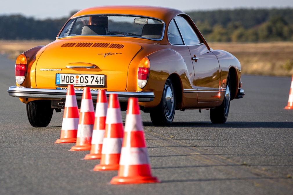 VW KARMANN-GHIA COUPÉ Typ 14 von hinten im Elchtest