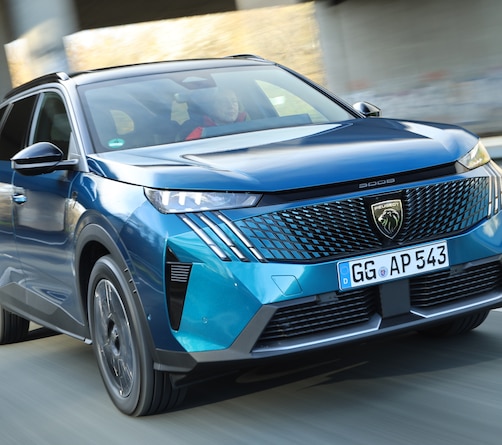 Peugeot E-5008 fahrend