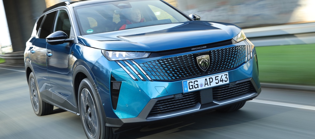 Peugeot E-5008 fahrend