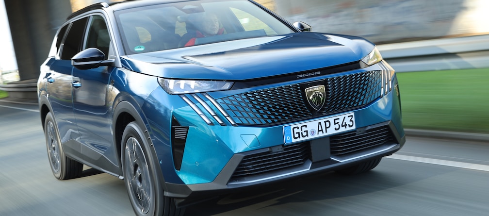 Peugeot E-5008 fahrend