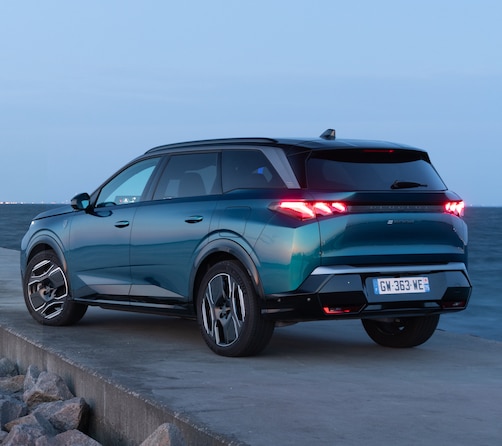 Peugeot E-5008 stehend Heck