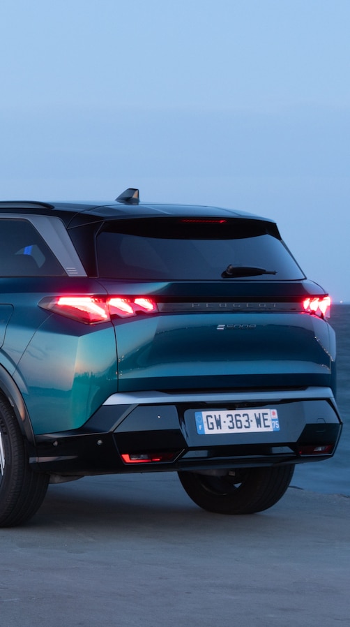 Peugeot E-5008 stehend Heck