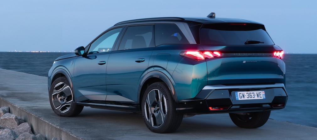 Peugeot E-5008 stehend Heck
