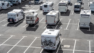 Nachtparkplatz, Parkplatz mit vielen Wohnwagen, Nürnberg, Mittelfranken, Bayern, Deutschland, Europa