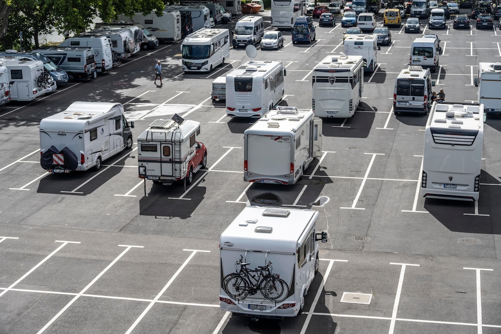 Nachtparkplatz, Parkplatz mit vielen Wohnwagen, Nürnberg, Mittelfranken, Bayern, Deutschland, Europa