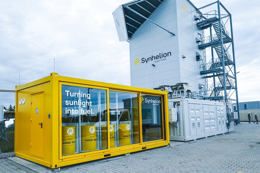 Synhelions industrielle Solartreibstoffanlage DAWN in Jülich, Pilotbetrieb begonnen