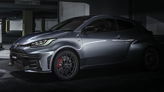 Toyota GR Yaris MY 2025 als Rechtslenker stehend