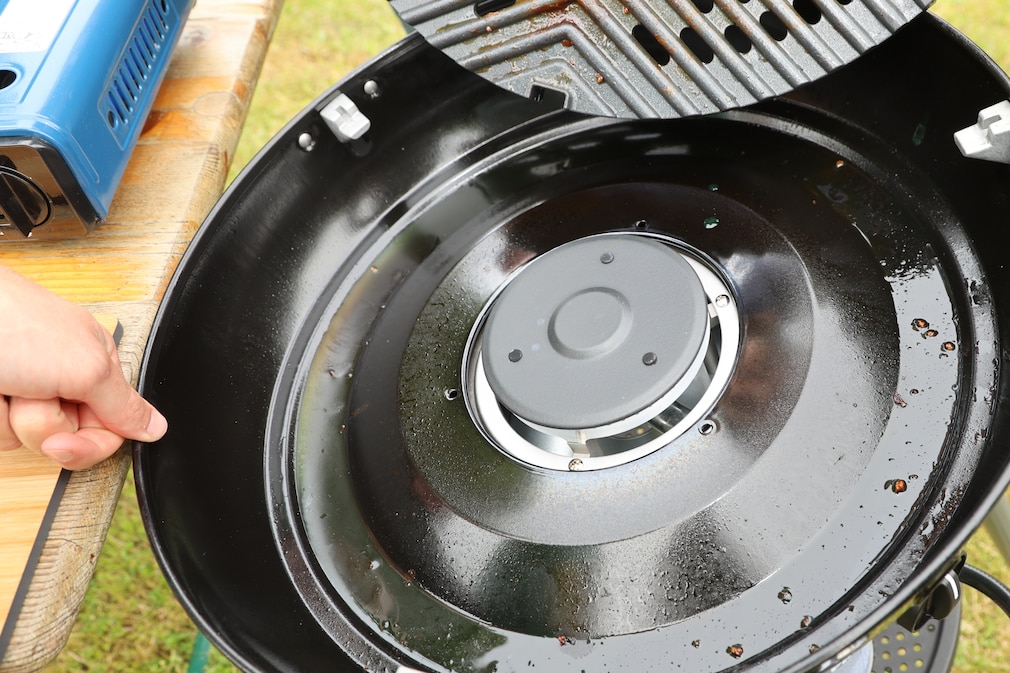 Ansicht der Fettauffangschale eines Camping-Gasgrills.