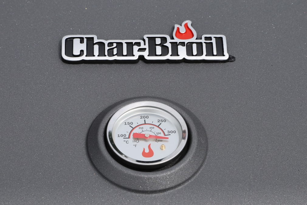 Nahaufnahme des Thermometers im Gehäuse von Char-Broil.
