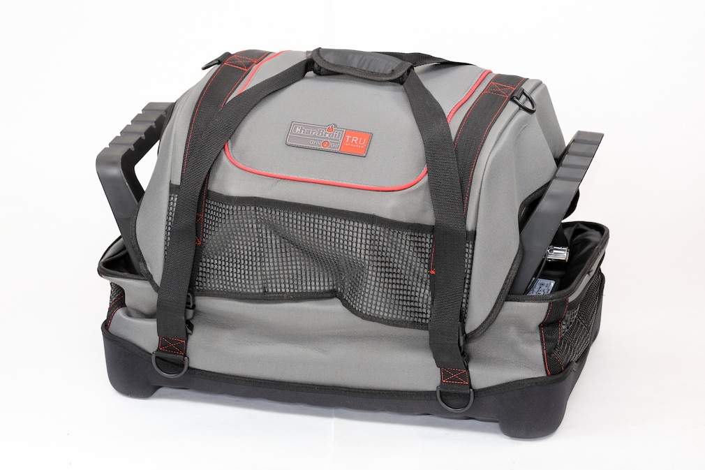Produktfoto des in seiner Transporttasche verpackten Grills von Char-Broil.