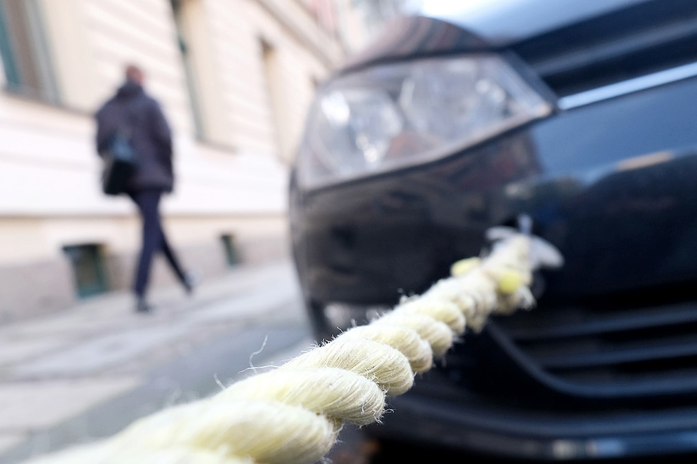 Abschleppseil hängt an Fahrzeug - Abschleppen